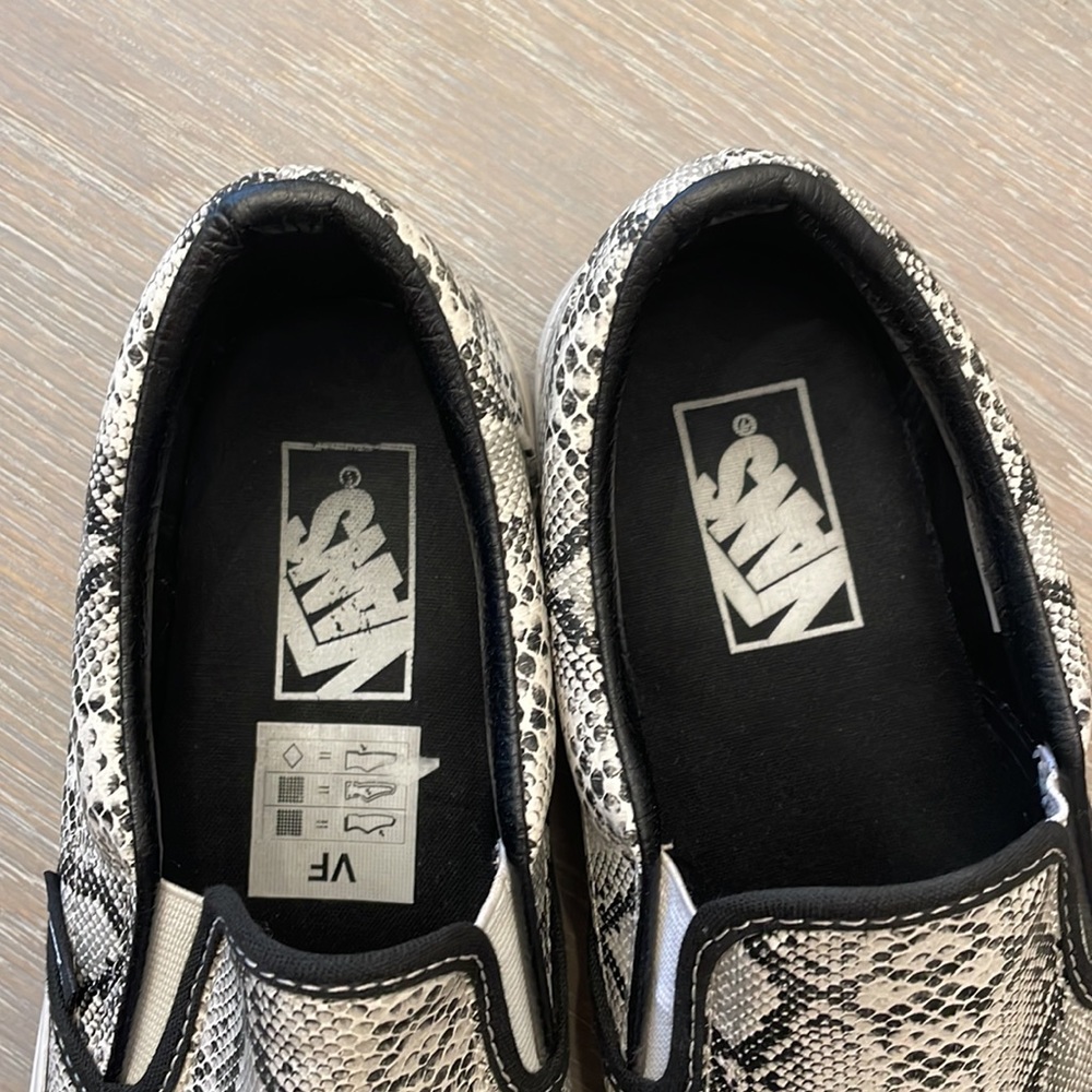 Van’s shoes, size 9 - Picture 6 of 8